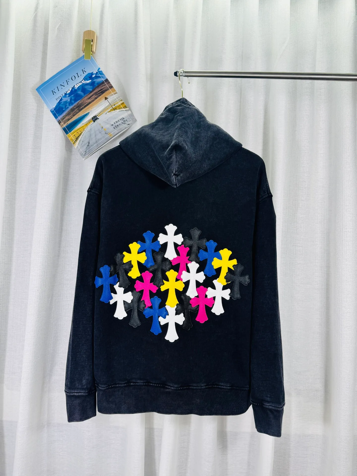 P330 top version, real shot without P, ​​different from market currency) 𝗖𝗵𝗿𝗼𝗺𝗲 𝗛𝗲𝗮𝗿𝘁𝘀/Cro Heart 2025 washed and burned flower patch embroidered autumn and winter new original single counter American veneer 3D three-dimensional couple casual hooded sweatshirt 👑The highest version! Customized fabric 480g tripe terry fabric! American acid-washed and distressed original fabric, laser burning + leather embroidery, exquisite embroidery of letters! The best-selling model in the counter, very comfortable to wear. Accessories: original molded and authenticated collar label➕100% silk wash label. Genuine purchase-grade original hangtag➕matching hanging rope➕3D hanging beads➕original packaging bag. Craftsmanship: The original version has consistent wiring! The highest version of the armhole matching technique! Color: Black Green Size: S M L XL Style No.: 9337